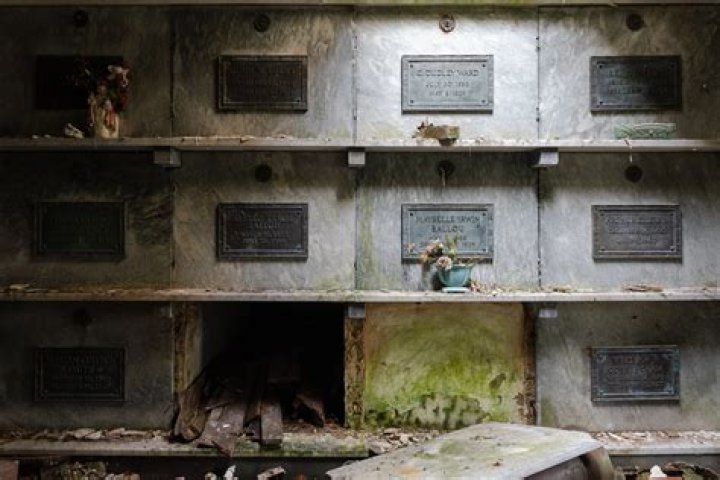 Do Jews get buried in mausoleums?