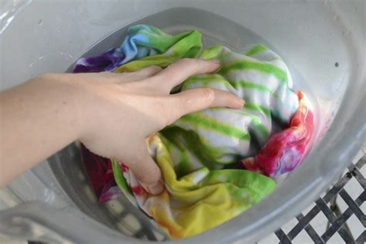 Should you soak tie-dye in vinegar?